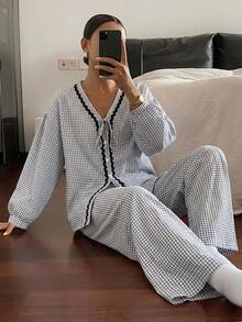 DAZY 2件組女款睡衣套裝，皺褶格紋布料，對比色波浪飾邊領口與繫帶 - 黑色 - 查看 5