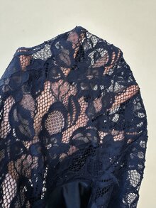 Muchica 大尺碼女款V領蕾絲拼接休閒百搭日常穿著T恤 - 藏蓝色 - 查看 4