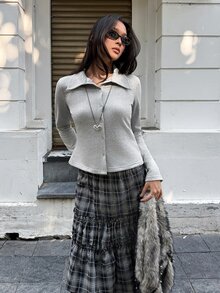 K-Vae Cardigan Rajut Kancing Tunggal Warna Abu-abu Muda dengan Kerah Polo, Potongan Ramping, Panjang Pendek, Lengan Panjang, Atasan Serbaguna untuk Komuter di Musim Semi/Gugur yang Memberikan Efek Melangsingkan. - Grey - View 1