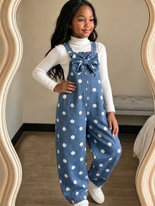 SHEIN Genkimix Kids 女童時尚百搭幼兒牛仔吊帶褲，春夏秋冬四季皆宜，復古中藍牛仔色，經典時尚波點印花設計，增添可愛氛圍，胸前大蝴蝶結設計，寬鬆直筒褲腿，柔軟舒適面料，適合日常穿著、上學、通勤 - 藍色 - 查看 4