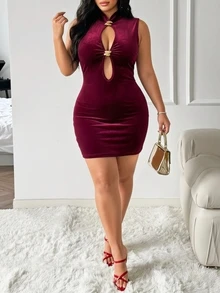 SHEIN SXY Gaun Lipit Berpotongan Elegan Seksi Ukuran Plus dengan Dekorasi Logam - Burgundy - View 6