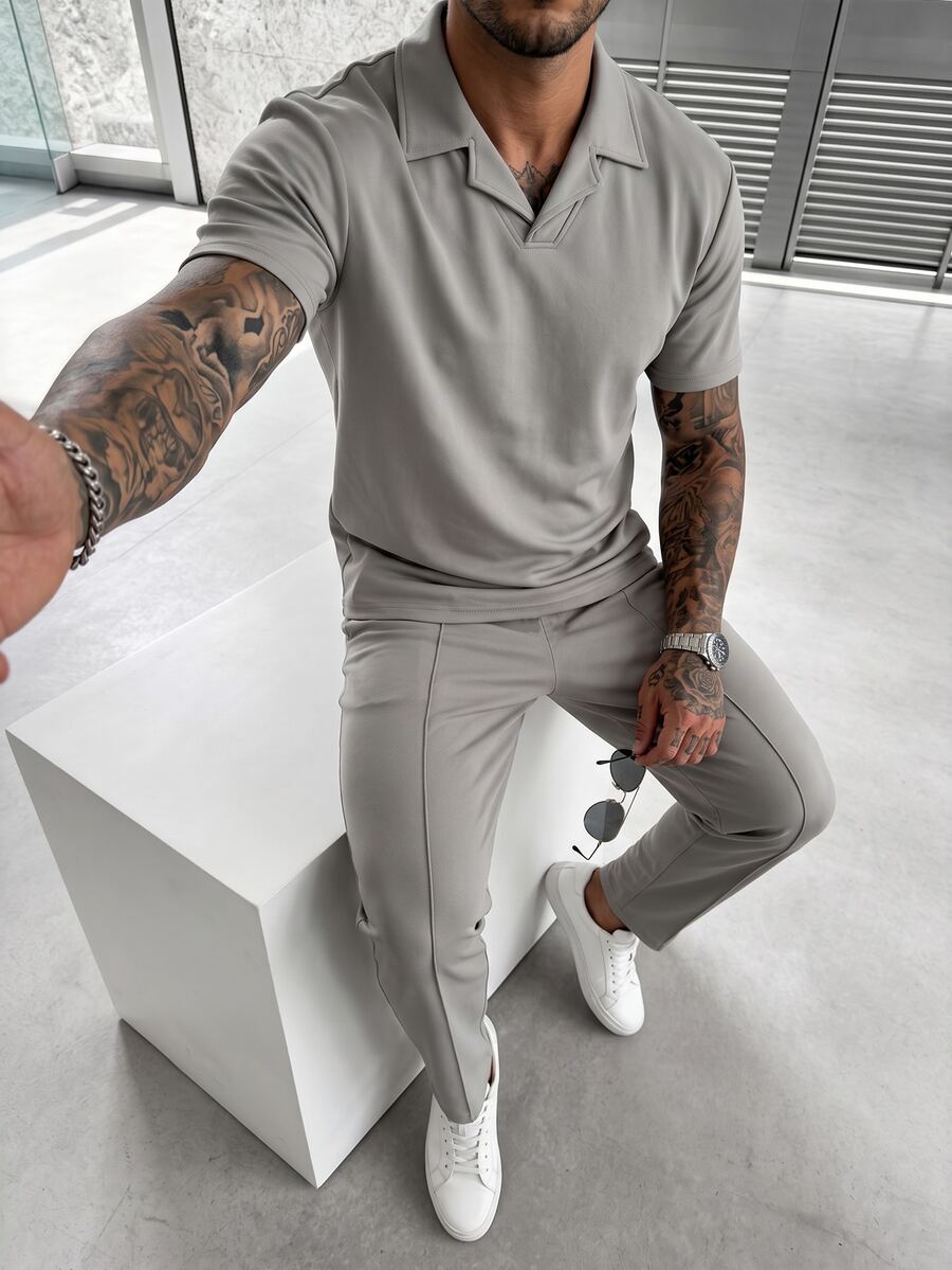 Manfinity Homme 男士純色翻領V領短袖 Polo 衫與長褲套裝 - 灰色 - 查看 1