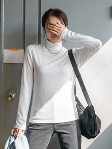 DAZY 女款素色極簡長袖T恤，適合日常穿著 - 白色 - 查看 4