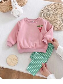SHEIN Conjunto de sudadera con estampado de dibujos animados & pantalones a rayas para bebé niña - Rosa - Ver 3