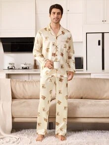 CoupledUp Set Piyama Pria Model Kerah Depan Terbuka Bahan Sutra Imitasi Motif Beruang Kartun - Aprikot - View 5