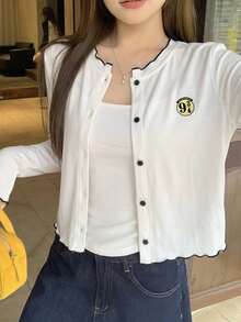DAZY 女款字母印花長袖單排扣T恤，飾有波浪飾邊，秋季款 - 白色 - 查看 3