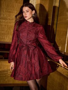 MOTF PREMIUM Hochwertiges elegantes Vintage-Damen-Kurzkleid mit Stehkragen, Jacquard-Struktur, einreihiger Knopfleiste in Ton-in-Ton, schwerem Luxus-Perlenbesatz, Schleife, tailliert, Laternenärmeln, für Abend, Pendeln, Alltag, Treffen und Reisen - Bordeaux - Übersicht 5