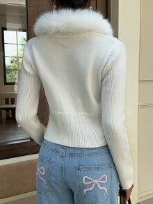 Autumina Cardigan Rajut Wanita dengan Kerah Berbulu, Kancing, Potongan Pas Badan, Pola Asimetris, Lengan Panjang, Hiasan, Sangat Serbaguna, dan Menawan untuk Musim Gugur/Musim Dingin. - Putih - View 2