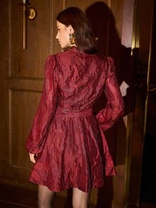 MOTF PREMIUM Hochwertiges elegantes Vintage-Damen-Kurzkleid mit Stehkragen, Jacquard-Struktur, einreihiger Knopfleiste in Ton-in-Ton, schwerem Luxus-Perlenbesatz, Schleife, tailliert, Laternenärmeln, für Abend, Pendeln, Alltag, Treffen und Reisen - Bordeaux - Übersicht 7