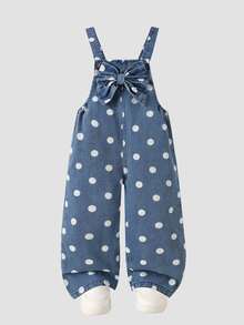 SHEIN Genkimix Kids 女童時尚百搭幼兒牛仔吊帶褲，春夏秋冬四季皆宜，復古中藍牛仔色，經典時尚波點印花設計，增添可愛氛圍，胸前大蝴蝶結設計，寬鬆直筒褲腿，柔軟舒適面料，適合日常穿著、上學、通勤 - 藍色 - 查看 3