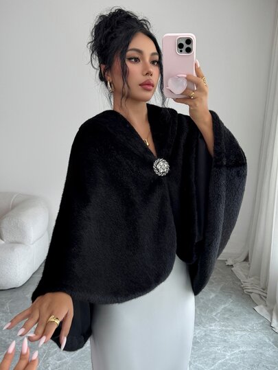 SHEIN Elenzya European & American Luxury Elegant Faux Fur Shawl Cape Coat, Decorated With Faux Pearl & Rhinestone Brooch, Suitable For Formal Banquet, Date, Party, Christmas Holiday Wear, Autumn/Winter