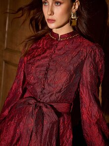 MOTF PREMIUM Hochwertiges elegantes Vintage-Damen-Kurzkleid mit Stehkragen, Jacquard-Struktur, einreihiger Knopfleiste in Ton-in-Ton, schwerem Luxus-Perlenbesatz, Schleife, tailliert, Laternenärmeln, für Abend, Pendeln, Alltag, Treffen und Reisen - Bordeaux - Übersicht 3