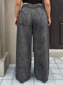 Flexra Celana Jeans Denim Motif Ular Longgar dengan Kantong Kancing Serbaguna untuk Ukuran Plus - Grey - View 3