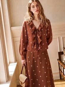 Écloséra Vintage Red-Brown Base White Floral French V-Neck Ruffle Tie Top Long Sleeve & A-Line Skirt 2-Piece Set, Gentle Ruffle Collar With Front Tie Design, Low Saturation Retro Color Tone - Brown - View 3