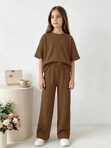 SHEIN Serisse Kids Tween女孩童裝寬鬆休閒極簡舒適針織紋理圓領短袖T恤與長褲2件套，返校穿搭，日常穿著，棕色套裝，兒童針織套裝 - 卡其色 - 查看 3