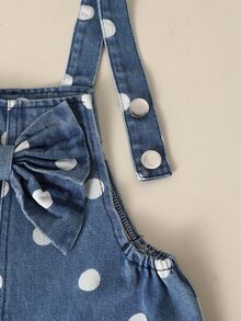 SHEIN Genkimix Kids 女童時尚百搭幼兒牛仔吊帶褲，春夏秋冬四季皆宜，復古中藍牛仔色，經典時尚波點印花設計，增添可愛氛圍，胸前大蝴蝶結設計，寬鬆直筒褲腿，柔軟舒適面料，適合日常穿著、上學、通勤 - 藍色 - 查看 7