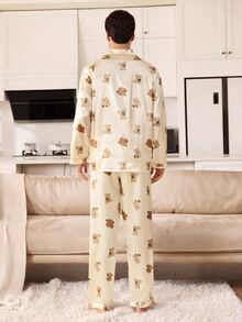 CoupledUp Set Piyama Pria Model Kerah Depan Terbuka Bahan Sutra Imitasi Motif Beruang Kartun - Aprikot - View 6