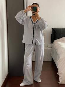 DAZY 2件組女款睡衣套裝，皺褶格紋布料，對比色波浪飾邊領口與繫帶 - 黑色 - 查看 3