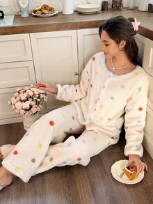 Snug Reverie طقم ملابس منزلية نسائي من قطعتين، بنقاط بولكا ملونة بتصميم رومانسي لطيف ومنعش، من الفليس ثنائي الوجه مع حواف متباينة، بأكمام طويلة وبنطال طويل - متعدد الألوان - مشاهدة 6