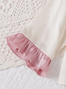 SHEIN 女嬰秋冬緞面杏色與粉色拼接甜美極簡刺繡圖案翻領鈕扣式荷葉邊長袖長褲舒適親膚針織睡衣套裝 2件組 - 杏色 - 查看 5