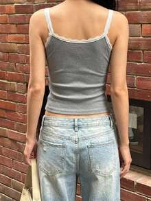 K-Vae Atasan Tanpa Lengan Wanita Model Korea dengan Desain Tali Bahu Berenda dan Trim Kontras, Kerah Henley, Kancing Depan, Dapat Digunakan Sebagai Pakaian Dalam dan Luar. - Grey - View 2
