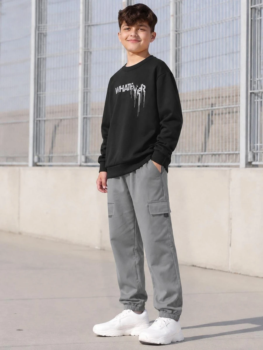 SHEIN Coolqubz 2件組青少年男孩時尚白色運動衫與深綠色長褲套裝,胸前綠色圖案印花,酷炫街頭風,柔軟舒適面料,易穿搭,適合春秋季,校園與外出穿著,男孩必備套裝 - 深灰色 - 查看 1