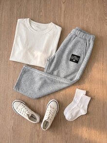 SHEIN 男童秋冬灰色保暖內裡直筒長褲，兩側繩飾與正面黑色字母貼布，休閒美式運動風，側邊口袋方便收納小物品，適合日常上學、通勤、戶外運動、散步、週末出遊等 - 灰色 - 查看 4