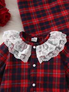 SHEIN 5件組新生女嬰連身衣圍兜套裝，甜美紅黑格紋蕾絲荷葉邊長袖圓領，秋冬節日款，Katseye Capybara 包腳設計 - 紅色 - 查看 8