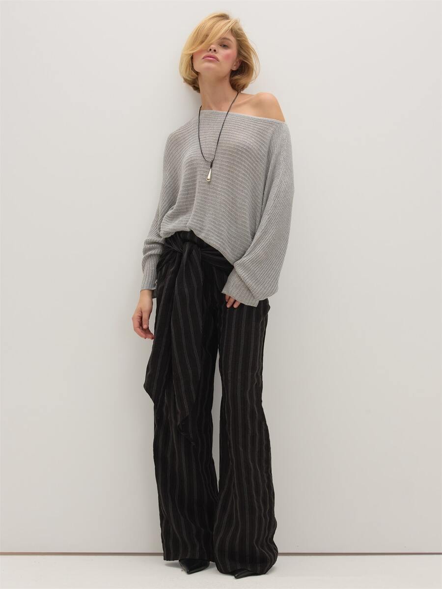 MUSEYN Sweater Lengan Panjang Kasual Wanita Warna Polos dengan Bahu Asimetris untuk Sehari-hari - Grey - View 1