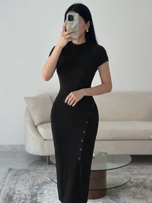 Modelyn Gaun Rajut Cheongsam Gaya Cina Elegan Lengan Pendek Pas Badan dengan Potongan Asimetris di Bagian Depan dan Pinggang yang Mengencangkan, Dilengkapi Kancing Katak - Hitam - View 2