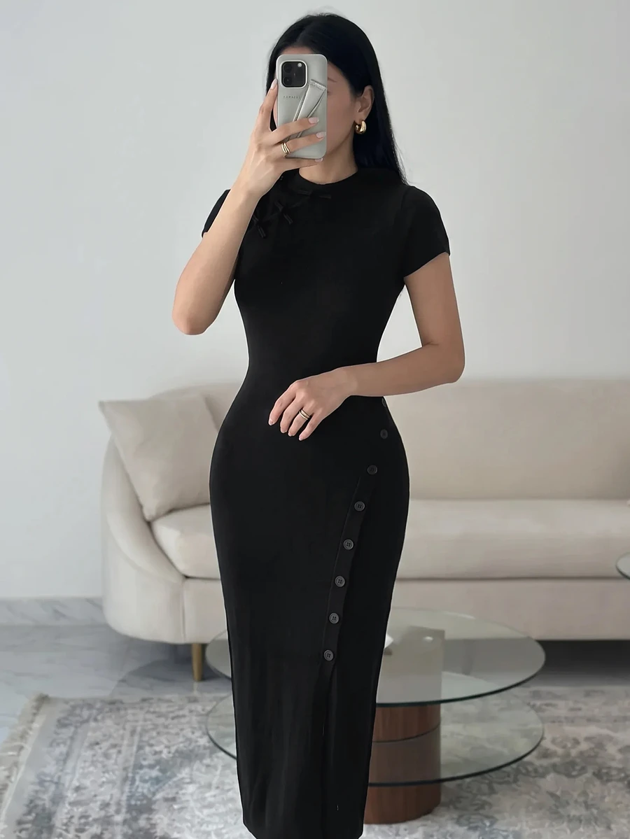 Modelyn Gaun Rajut Cheongsam Gaya Cina Elegan Lengan Pendek Pas Badan dengan Potongan Asimetris di Bagian Depan dan Pinggang yang Mengencangkan, Dilengkapi Kancing Katak