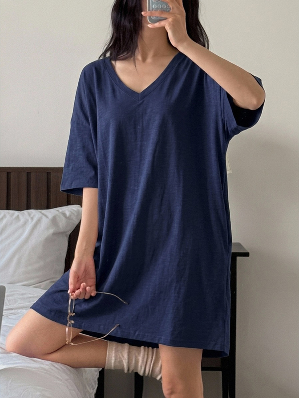 DAZY 極簡純色寬鬆V領T恤風女款居家休閒洋裝 秋季