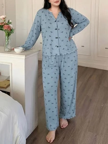 Dazy Plus 時尚休閒居家服 2 件套 蝴蝶結印花滿版花卉寬鬆上衣與長褲 大尺碼女款 春秋睡衣套裝 - 藍色 - 查看 3