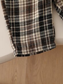 SHEIN 新生兒熊圖案拼接長袖兩件套，復古棕色上衣搭配格紋長褲。身上有3D毛絨熊與同色蝴蝶結，可愛且層次感十足。經典圓領簡約優雅，對比格紋下身展現復古氛圍，寬鬆舒適。清新俏皮的組合，適合日常外出，輕鬆營造柔和甜美造型 - 彩色 - 查看 8