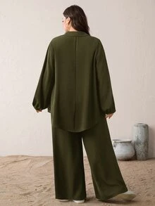 SHEIN Essnce طقم نسائي مقاس كبير بلون موحد، قميص بياقة وأكمام طويلة وبنطال واسع الساق، كاجوال من قطعتين للخروج والعطلات في فصل الخريف، باللون الأخضر الزيتوني - أخضر عسكري - مشاهدة 3