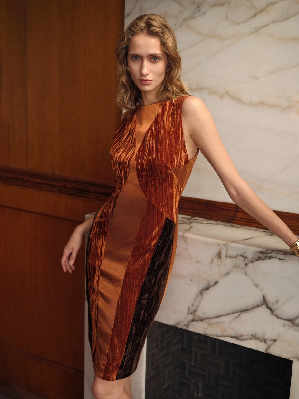 MOTF Vestido corto ajustado sin mangas de terciopelo con patchwork
