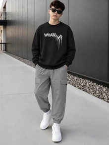 SHEIN Coolqubz 2件組青少年男孩時尚白色運動衫與深綠色長褲套裝，胸前綠色圖案印花，酷炫街頭風，柔軟舒適面料，易穿搭，適合春秋季，校園與外出穿著，男孩必備套裝 - 深灰色 - 查看 8