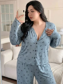 Dazy Plus 時尚休閒居家服 2 件套 蝴蝶結印花滿版花卉寬鬆上衣與長褲 大尺碼女款 春秋睡衣套裝 - 藍色 - 查看 1