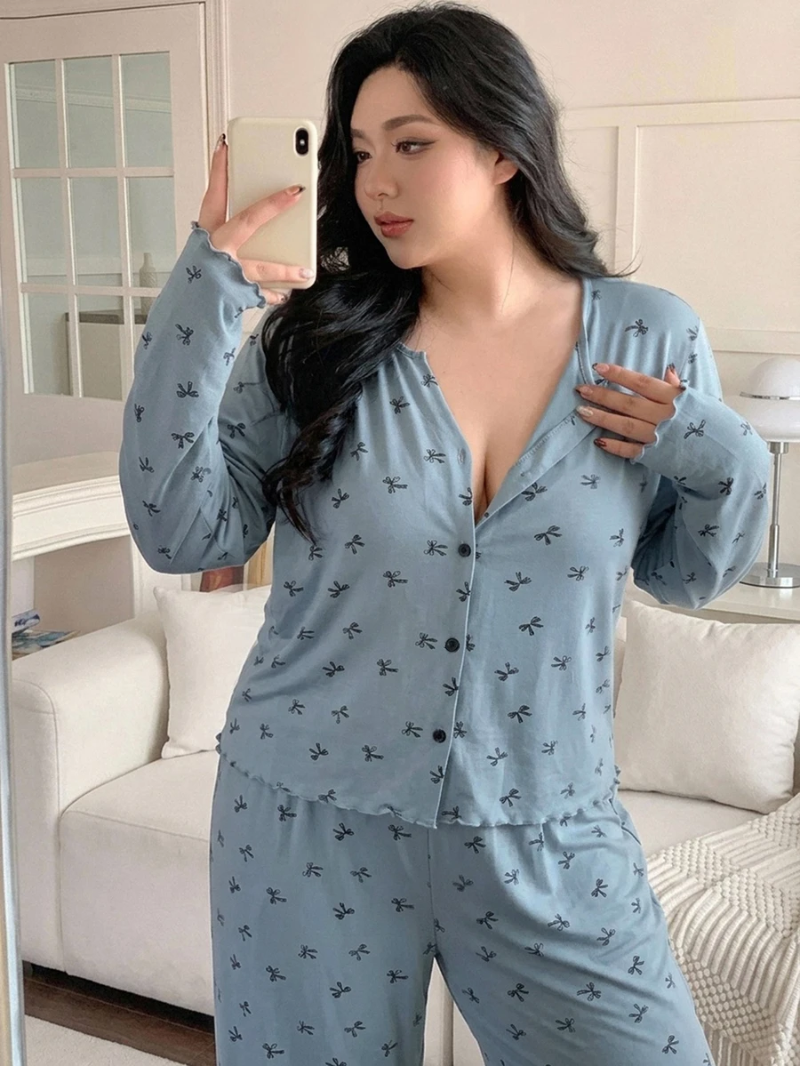 Dazy Plus 時尚休閒居家服 2 件套 蝴蝶結印花滿版花卉寬鬆上衣與長褲 大尺碼女款 春秋睡衣套裝 - 藍色 - 查看 1