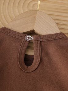 SHEIN 新生兒熊圖案拼接長袖兩件套，復古棕色上衣搭配格紋長褲。身上有3D毛絨熊與同色蝴蝶結，可愛且層次感十足。經典圓領簡約優雅，對比格紋下身展現復古氛圍，寬鬆舒適。清新俏皮的組合，適合日常外出，輕鬆營造柔和甜美造型 - 彩色 - 查看 7