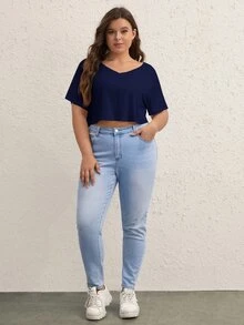SHEIN BASICS 大尺碼純色V領短版T恤 女款夏季上衣 夏日穿搭 - 藏蓝色 - 查看 4