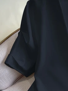 GlowEve 春夏女款新款V領交叉金屬扣收腰不對稱下擺設計小眾優雅通勤法式風襯衫 - 藏蓝色 - 查看 4