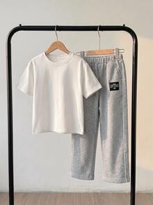 SHEIN 男童秋冬灰色保暖內裡直筒長褲，兩側繩飾與正面黑色字母貼布，休閒美式運動風，側邊口袋方便收納小物品，適合日常上學、通勤、戶外運動、散步、週末出遊等 - 灰色 - 查看 3