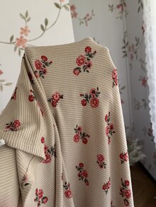 CottageSlumber رداء مقاس كبير بطبعة زهور صغيرة رومانسية وأكمام مكشكشة وملمس مضلع ناعم - الأحمر - مشاهدة 7
