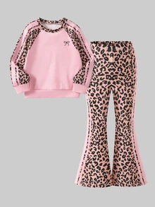 SHEIN Elladie kids 2件組少女甜酷風3D蝴蝶結印花粉色上衣＋豹紋喇叭褲套裝，粉黑配色上衣搭配蝴蝶結印花與豹紋元素，時尚豹紋喇叭褲，甜美酷感風格，適合開學季、外出與街頭穿搭 - 粉色 - 查看 3