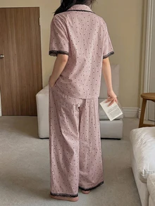 DAZY 2件組女款夏季睡衣套裝，波點滿版印花蕾絲拼接短袖開襟上衣與直筒長褲 - 粉色 - 查看 2