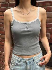 K-Vae Atasan Tanpa Lengan Wanita Model Korea dengan Desain Tali Bahu Berenda dan Trim Kontras, Kerah Henley, Kancing Depan, Dapat Digunakan Sebagai Pakaian Dalam dan Luar. - Grey - View 1