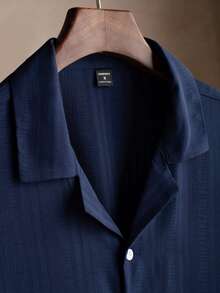 Manfinity Homme 2026春夏大碼高個男士度假都市風兩件套，海軍藍泡紋布領短袖 - 彩色 - 查看 3