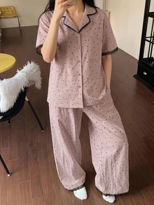 DAZY 2件組女款夏季睡衣套裝，波點滿版印花蕾絲拼接短袖開襟上衣與直筒長褲 - 粉色 - 查看 4