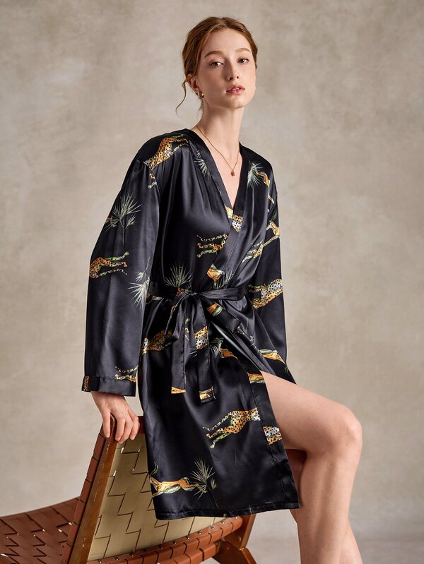 EverLounge Jubah Lengan Panjang Wanita Motif Leopard dari Sutra Imitasi